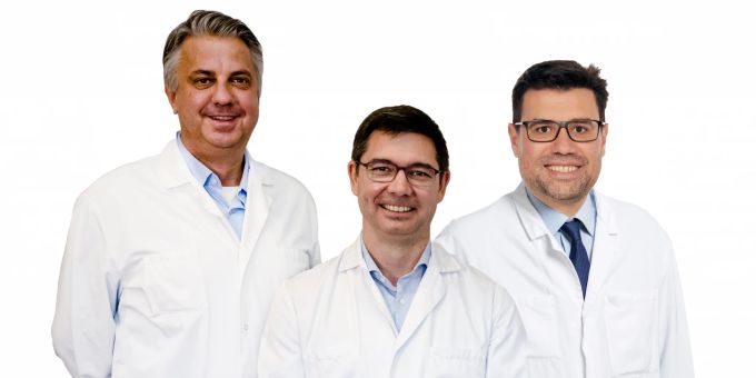 Von links nach rechts: Prof. Dr. med. Georg R. Linke, Chefarzt Chirurgie Spital STS AG; PD Dr. med. René Fahrner, Leitender Arzt Gefässchirurgie und Viszeralchirurgie Spital STS AG und Insel Gruppe AG; Prof. Dr. med. Drosos Kotelis, Direktor und Chefarzt Universitätsklinik für Gefässchirurgie, Inselspital, Universitätsspital Bern, Insel Gruppe AG. Kooperation Spital Thun und Insel Gruppe