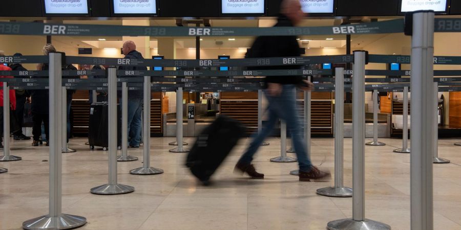 Ein Check-in-Schalter am Hauptstadtflughafen BER.