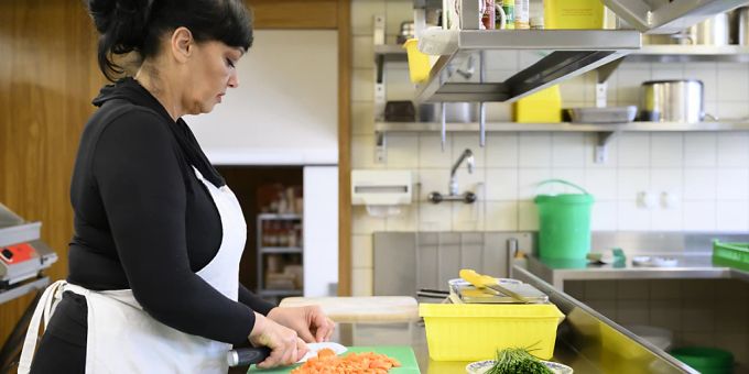 Eine Ukrainerin an der Arbeit in einer Restaurant-Küche. Schutzsuchende aus der Ukraine möchten gemäss einer Umfrage gerne mehr arbeiten in der Schweiz. Eine Ukrainerin an der Arbeit in einer Restaurant-Küche. Schutzsuchende aus der Ukraine möchten gemäss einer Umfrage gerne mehr arbeiten in der Schweiz.