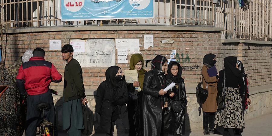 Die islamistischen Taliban haben in Afghanistan Frauenrechte erneut drastisch beschnitten: Frauen dürfen ab sofort keine Universitäten mehr besuchen. Foto: Ebrahim Noroozi/AP/dpa