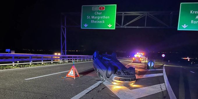 Mörschwil SG: Auto auf der Autobahn A1 auf Dach gelandet. Mörschwil SG