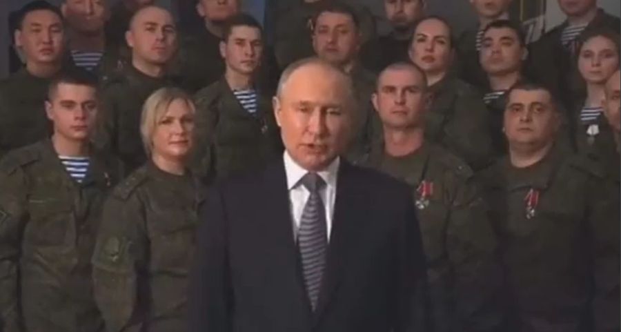 Wladimir Putin inmitten seiner angeblichen Soldatinnen und Soldaten bei der Neujahrsrede.