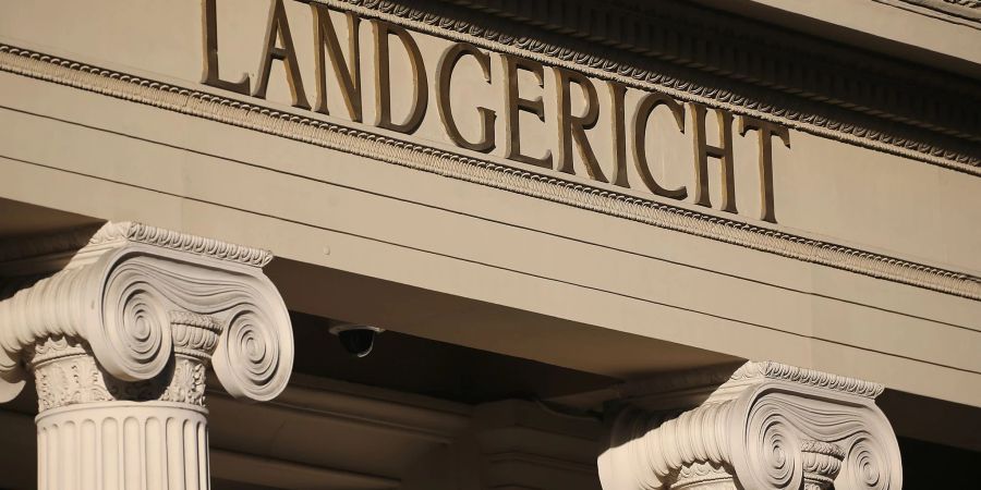 Das Eingangsportal des Bonner Landgerichts. Im Bonner Prozess wegen Mordes an der vor 35 Jahren ermordeten Claudia Otto hat es nun eine überraschende Wende gegeben.
