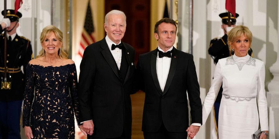 US-Präsident Joe Biden und seine Frau Jill posieren beim Bankett im Weissen Haus mit Frankreichs Präsident Emmanuel Macron und dessen Frau Brigitte für die Kameras.