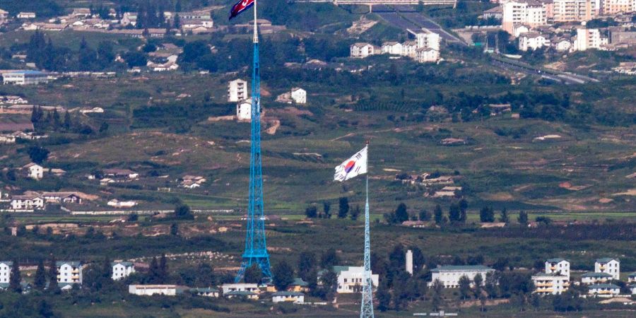 Die Flaggen von Nordkorea und Südkorea flattern im Wind, aufgenommen im Grenzgebiet zwischen den beiden Koreas in Paju.