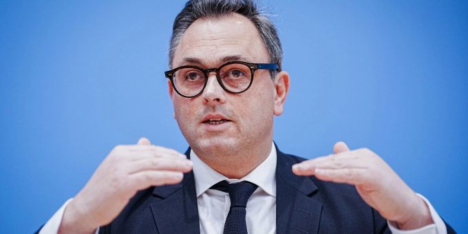 Christian Karagiannidis, Präsident der Deutschen Gesellschaft für Internistische Intensivmedizin und Notfallmedizin (DGIIN), befürwortet das Ende der Maskenpflicht im Fernverkehr Christian Karagiannidis