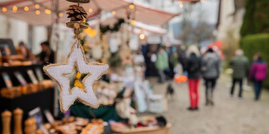 Ein Marktstand am Christchindli-Märt in der Gemeinde Greifensee. - Kanton Zürich