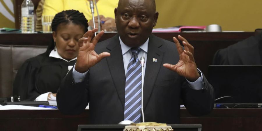 ARCHIV - Cyril Ramaphosa, Präsident von Südafrika, antwortet auf Fragen im Parlament. Foto: Nardus Engelbrecht/AP/dpa