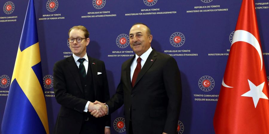 Der türkische Aussenminister Mevlut Cavusoglu (r) mit seinem Amtskollegen Tobias Billstrom Ende Dezember 2022 in Ankara.