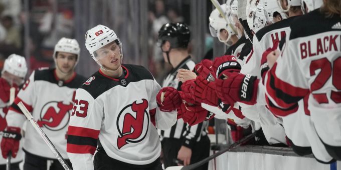 Die New Jersey Devils bleiben in der NHL dem Division-Leader aus Carolina auf den Fersen. NHL