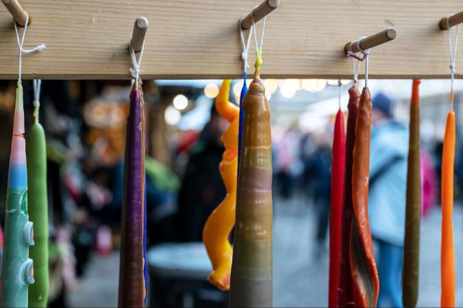 Kerzenziehen am Weihnachtsmarkt 2022 in Thun.