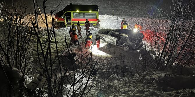 Goldingen: Selbstunfall fordert sechs verletzte Personen