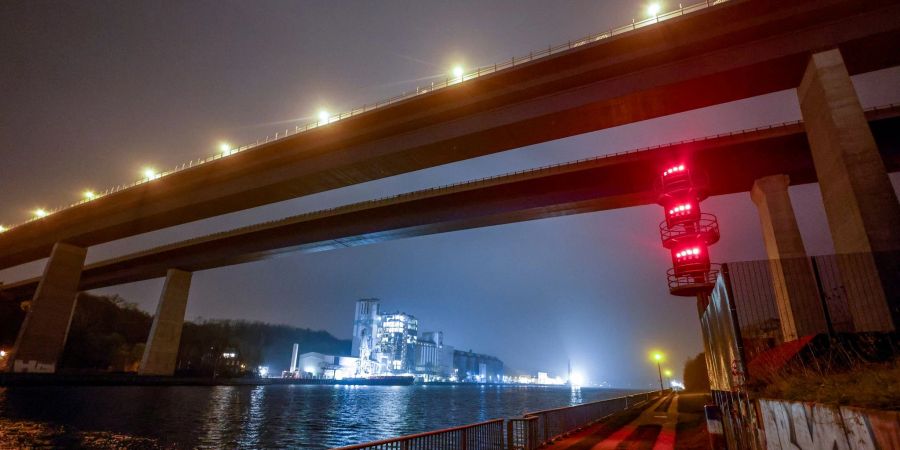 Rote Lichtzeichen signalsieren die Sperrung der Hochbrücke in Kiel-Holtenau.