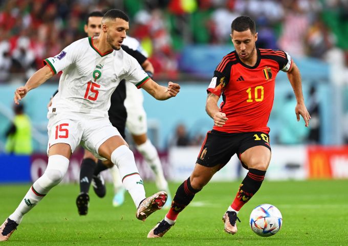 Eden Hazard (Belgien) gegen Selim Amallah (Marokko) an der WM 2022. Belgien Marokko WM 2022