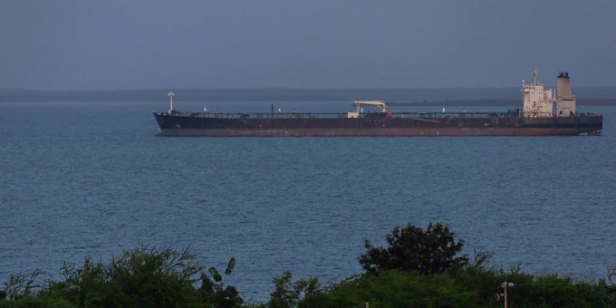 Auf ihrer Flucht nach Europa haben sich drei Migranten als blinde Passagiere elf Tage lang neben dem Ruder eines Öltankers versteckt. Nach Angaben der spanischen Küstenwache wurden sie bei ihrer Ankunft auf den Kanarischen Inseln entdeckt. (Archivbild) Auf ihrer Flucht nach Europa haben sich drei Migranten als blinde Passagiere elf Tage lang neben dem Ruder eines Öltankers versteckt. Nach Angaben der spanischen Küstenwache wurden sie bei ihrer Ankunft auf den Kanarischen Inseln entdeckt. (Archivbild)