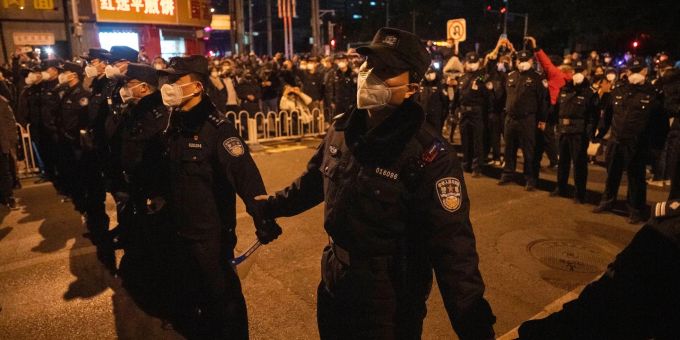 In China hat die strenge Corona-Politik kürzlich zu den grössten Protesten seit Jahrzehnten geführt. In der Hauptstadt Peking und anderen Millionenstädten gingen Demonstranten zu Hunderten a Coronavirus