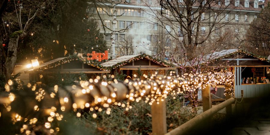 Ein festlich geschmücktes Weihnachtsdorf. (Symbolbild)