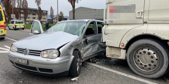 Lenzburg: Kollision zwischen PW und LKW verläuft glimpflich