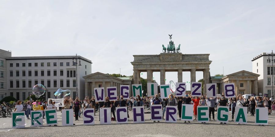 Teilnehmerinnen einer Demonstration für das Recht auf Abtreibung in Berlin.