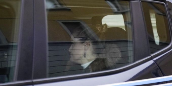 Silvia Panzeri, die Tochter von Antonio Panzeri, in einem Polizeiwagen beim Verlassen des Gerichtsgebäudes in Brescia Silvia Panzeri