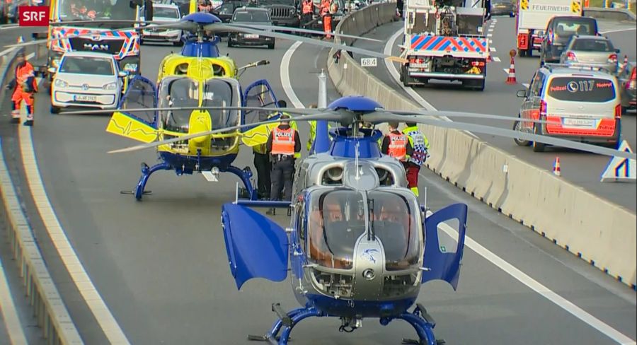 Zahlreiche Rettungskräfte sind vor Ort im Einsatz.