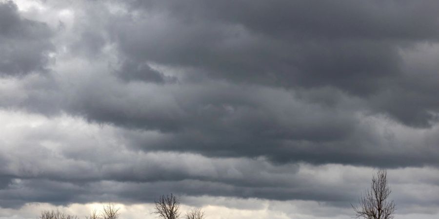 Dunkle Wolken ziehen in Thüringen auf.