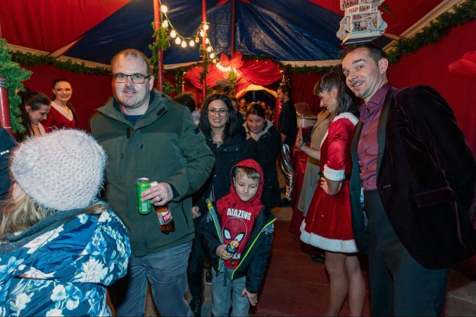 Circusdirektor Lars Leriix und seine ArtistInnen verabschieden die Besucher nach der Show.