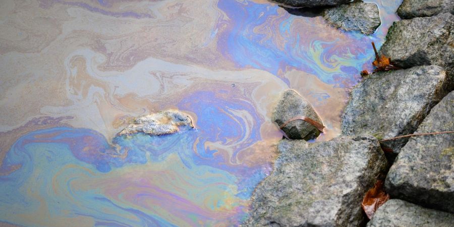 Ein Ölfilm auf dem Wasser des Nord-Ostsee-Kanals. Die weltweit meistbefahrene künstliche Seewasserstrasse bleibt nach einem Ölunfall voraussichtlich mindestens bis zum 28. Dezember für die Schifffahrt gesperrt.