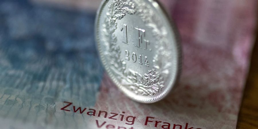 Bargeld soll in der Schweiz nicht zwingend angenommen werden müssen. Dieser Meinung ist der Bundesrat. (Themenbild)