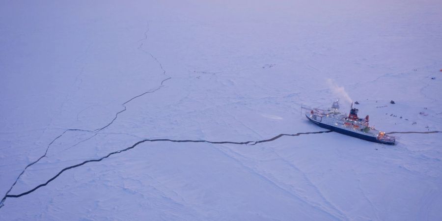 Das deutsche Forschungsschiff Polarstern liegt im Frühjahr 2020 während der einjährigen Mosaic-Expedition im Eis der Zentralarktis.