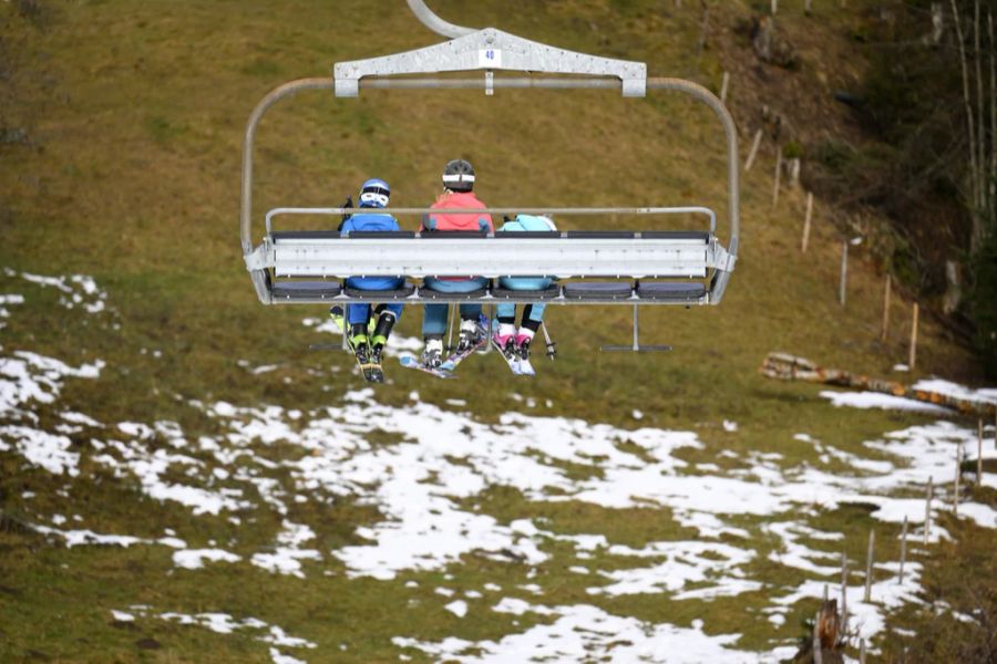 Aufgrund des Schneemangels mussten viele Skidestinationen im Kanton Graubünden ihre Pisten schliessen.