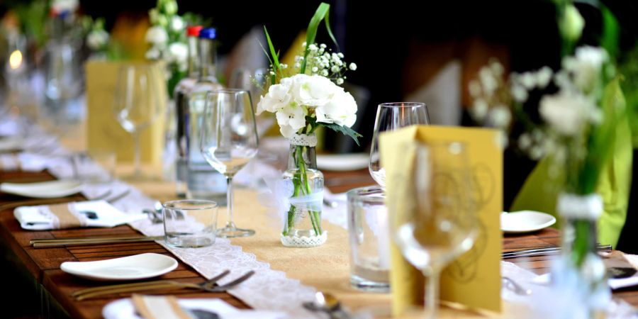 Tisch Tafel Wein Gläser Besteck Hochzeit