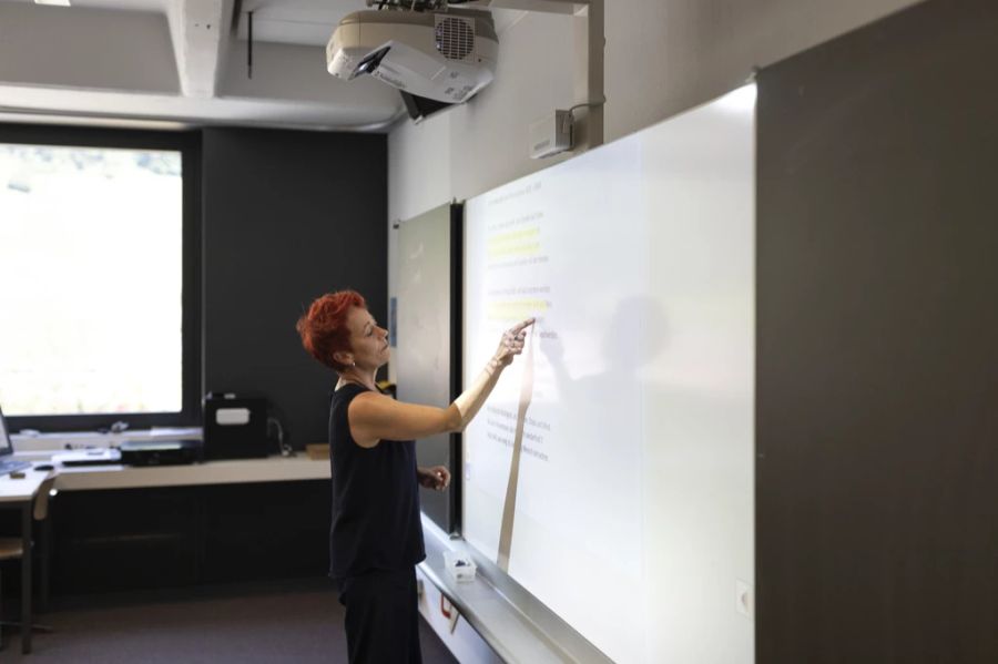 Eine Lehrerin der 5. Klasse während des Deutschunterrichts in der Kantonsschule Glarus.