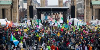 Berlin - Mit Traktoren und Schweinefiguren - Protest für Agrarwende Berlin - Mit Traktoren und Schweinefiguren - Protest für Agrarwende