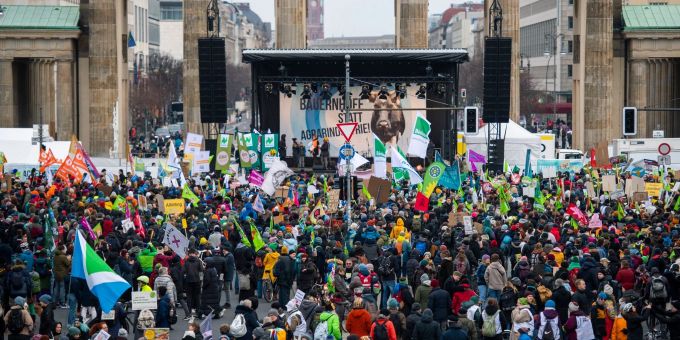 Berlin - Mit Traktoren und Schweinefiguren - Protest für Agrarwende Berlin - Mit Traktoren und Schweinefiguren - Protest für Agrarwende