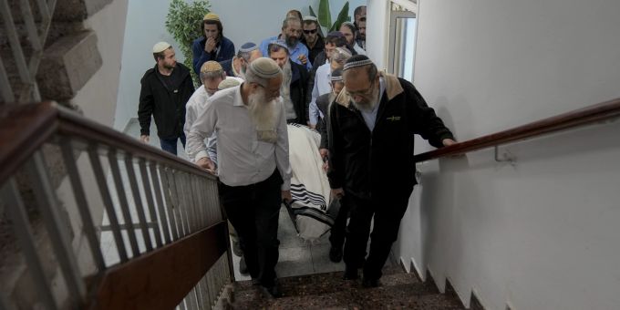 Trauernde tragen den Sarg von Chaim Druckman. Israel
