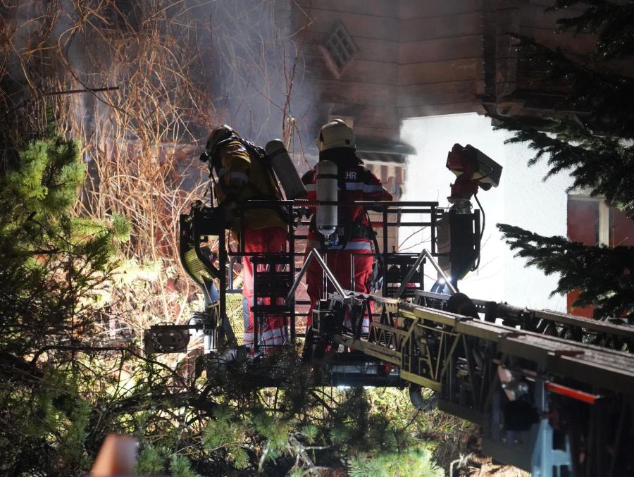 Feuerwehrmänner beim Löscheinsatz in Adliswil ZH.