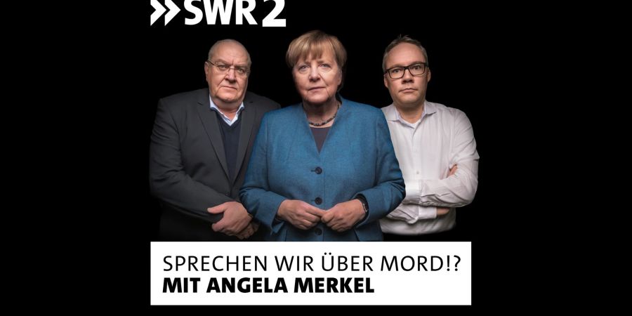 Das Coverbild des Podcasts «Sprechen wir über Mord?!» mit dem ARD-Terrorismusexperten Holger Schmidt (r), dem Bundesrichter a. D. Thomas Fischer (l) und Altkanzlerin Angela Merkel (CDU).