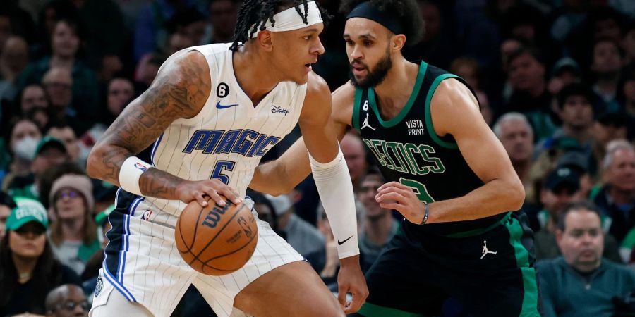 Paolo Banchero (l) von Orlando Magic in Aktion gegen Derrick White von den Boston Celtics.