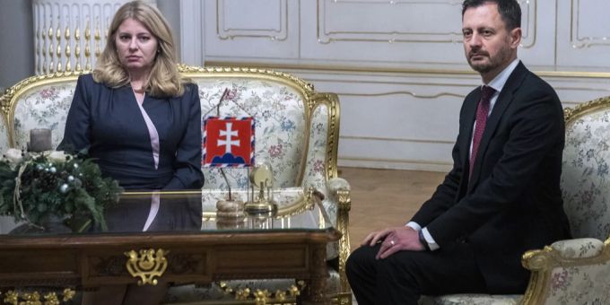 Der Ministerpräsident Eduard Heger und die Präsidentin Zuzana Caputova bei einem Treffen nach dem Misstrauensvotum. Slowakei