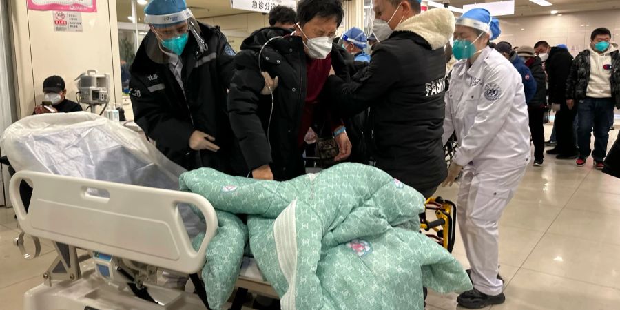 Ein Corona-Patient in der Notaufnahme eines Pekinger Krankenhauses. China erlebt gerade eine riesige Corona-Welle, der besonders Menschen im hohen Alter oder mit Vorerkrankungen zum Opfer fallen.