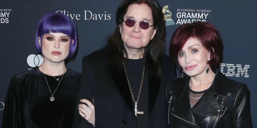 Kelly, Ozzy und Sharon Osbourne (v.l.) gemeinsam auf dem roten Teppich. (Archivbild)