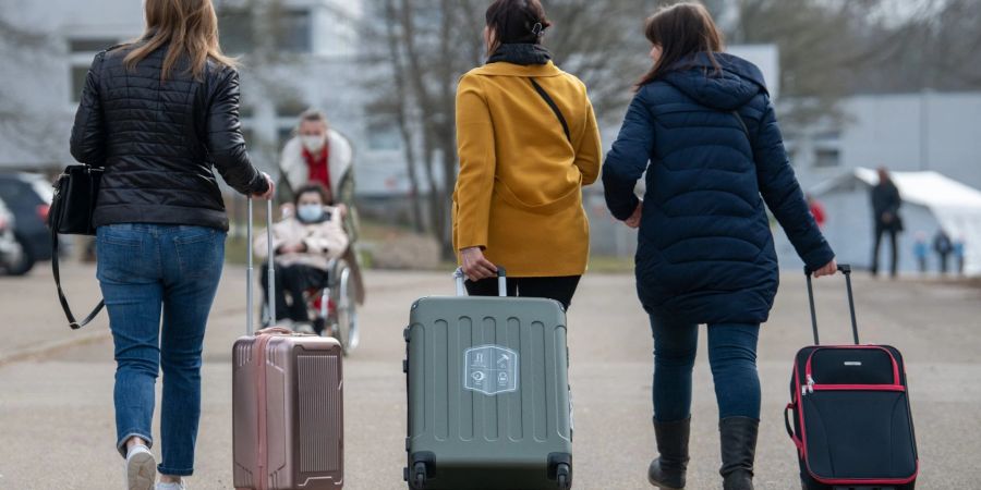 Drei aus der Ukraine stammende Frauen gehen zu ihrem Quartier in der Landeserstaufnahmestelle für Flüchtlinge (LEA) im baden-württembergischen Ellwangen.