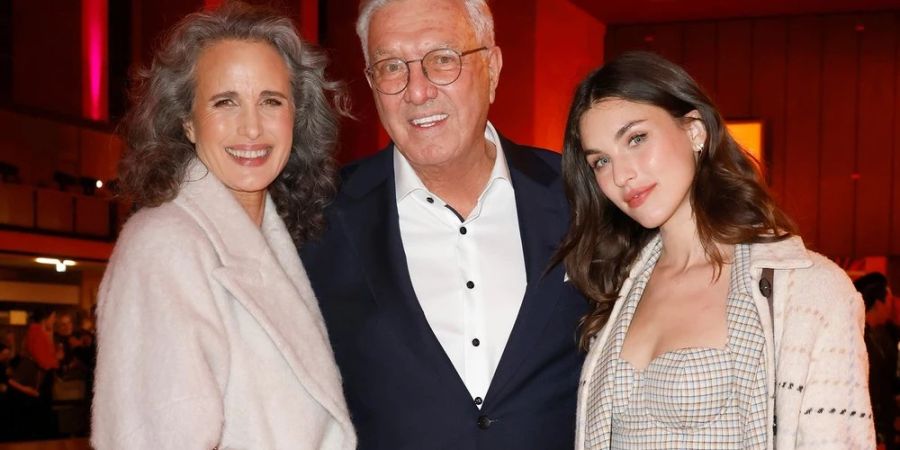 Andie MacDowell (l.) mit Tochter Rainey Qualley und Marc-Cain-Gründer Helmut Schlotterer