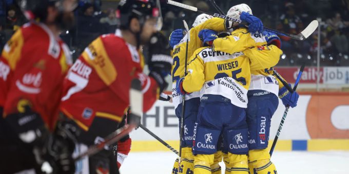 Die Spieler des HC Davos jubeln in der Partie gegen den SCB. SCB HC Davos