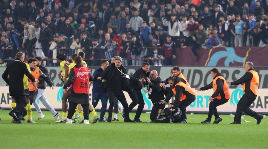 Die Spieler und die Schiedsrichter flüchteten in die Katakomben.