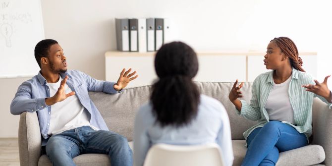 Schwarzes Ehepaar streitet in Phychologen-Büro und erhält professionelle Hilfe bei der Lösung von Familienkonflikten.