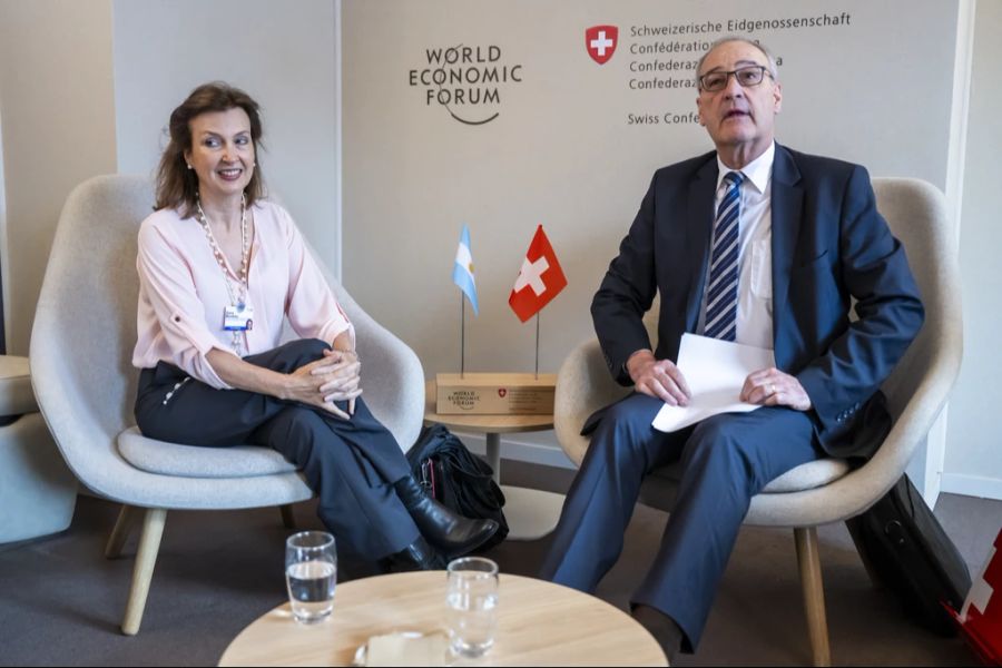 Die argentinische Aussenministerin Diana Mondino (links) spricht mit Wirtschaftsminister Guy Parmelin, vor einem bilateralen Treffen am Rande des WEF 2024, am 17. Januar 2024.