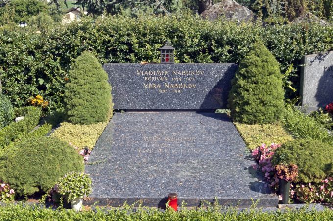Sagt Ihnen «Lolita» was? Der Autor des Skandalromans liegt ebenfalls in der Schweiz begraben, und zwar in Clarence, Montreux: Vladmimr Nabokov, russisch-amerikanischer Schriftsteller. Grabstein Granit Friedhof Lebensbäume