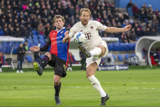Fabian Frei stört Harry Kane vom grossen FCB am Ball. fc basel